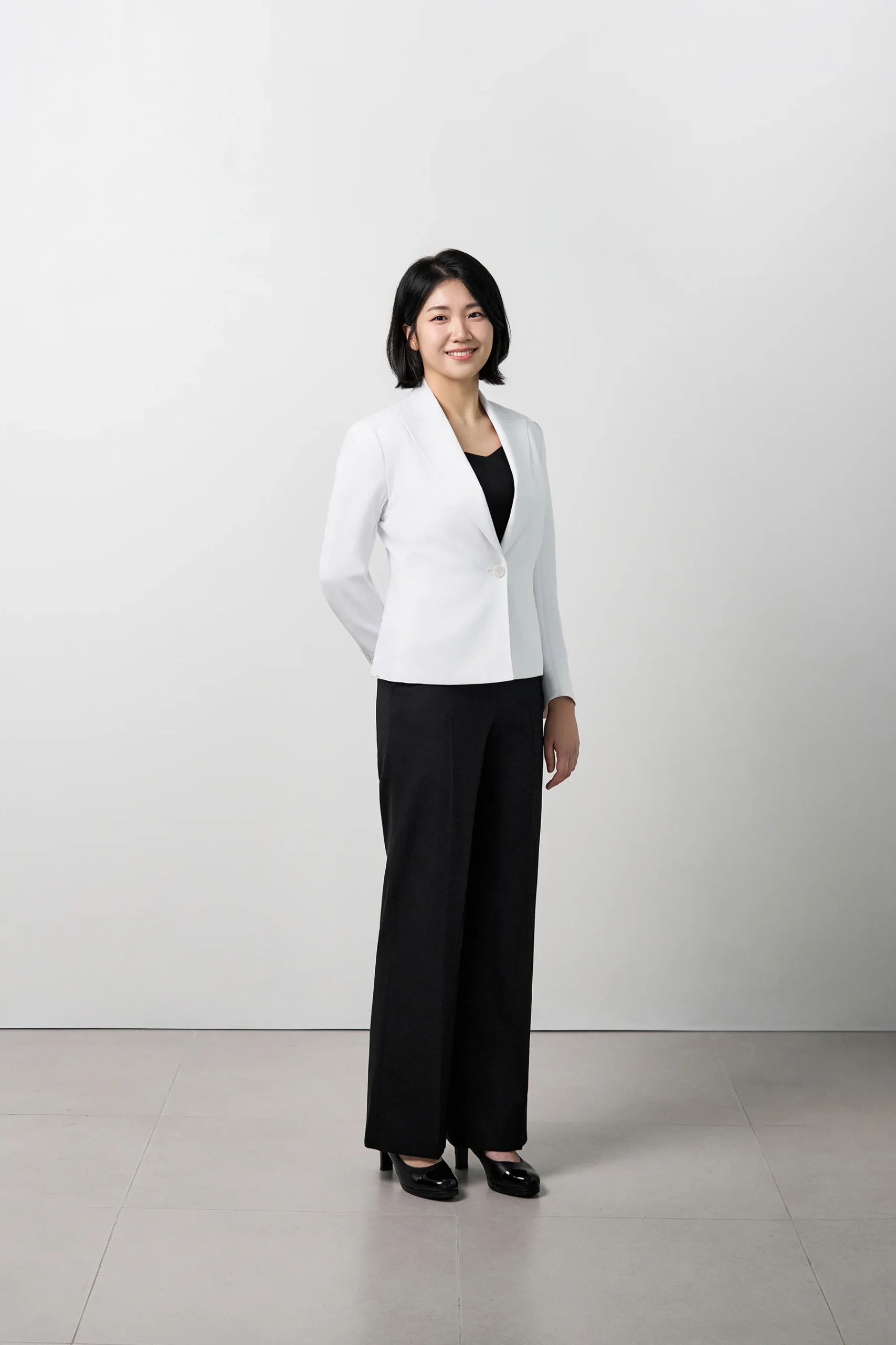 미소 짓고 있는 박경원 한의사의 상반신 사진